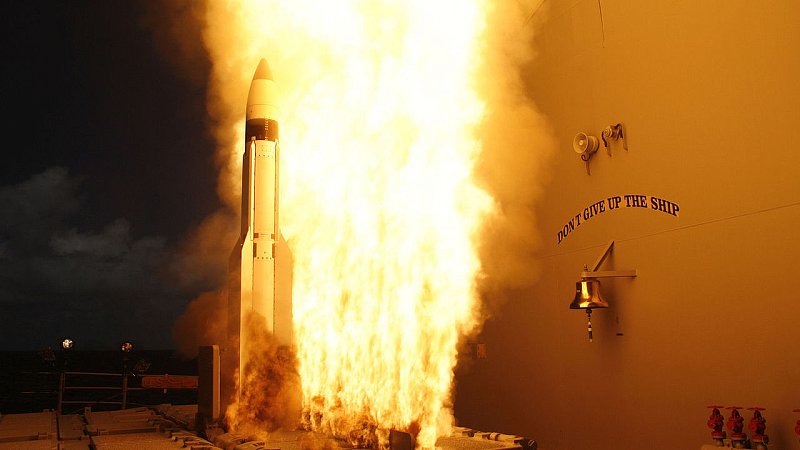 Запуск зенитной ракеты SM-3 c борта крейсера Lake Erie, ВМС США